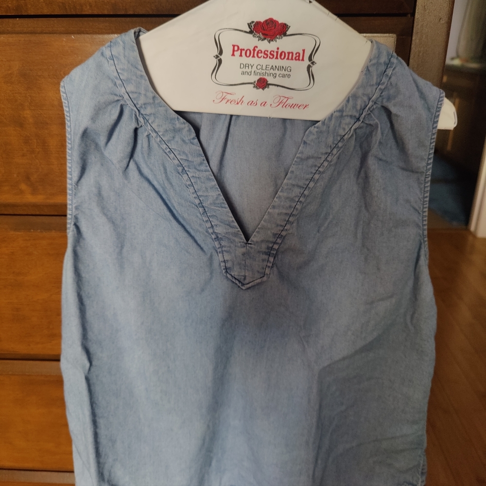 Light denim sleeveless top, very good cond.